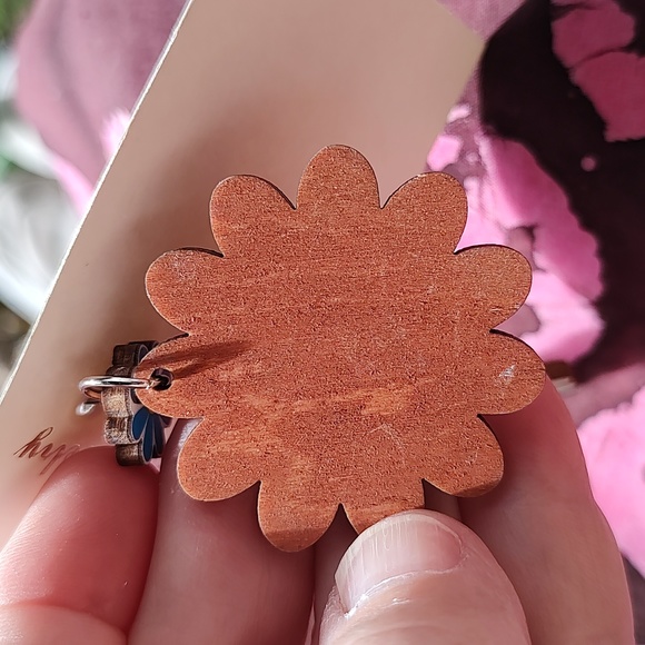 NWT Green flower drop earrings☀️☀️ CCO sale ☀️☀️ - Picture 2 of 3